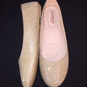 🎀Gold shimmer flats never been worn. NWOT🎀
